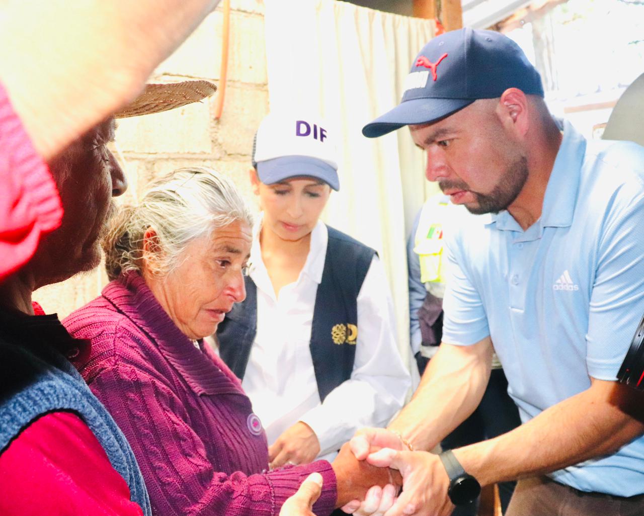 Apoyan alcalde de Tzompantepec y presidenta del Sedif a comunidades afectadas por lluvias